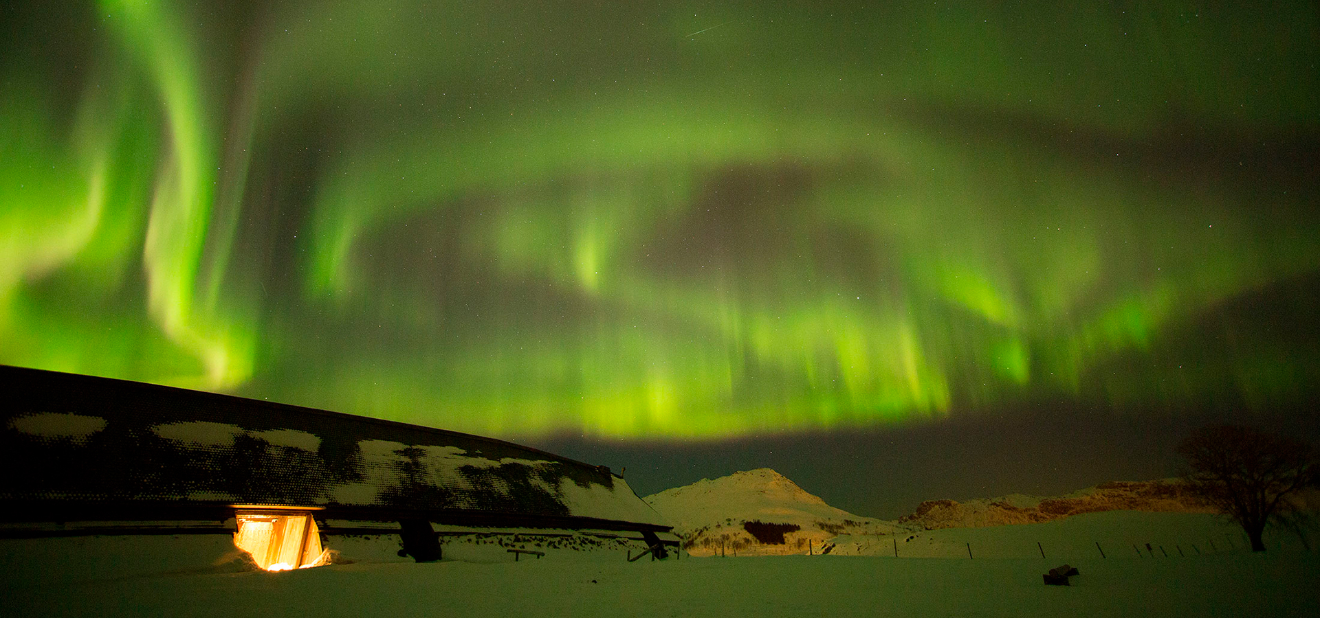 Ao atingir a alta atmosfera, a radiação colide com os átomos de oxigênio e nitrogênio, O resultado é a liberação de energia luminosa