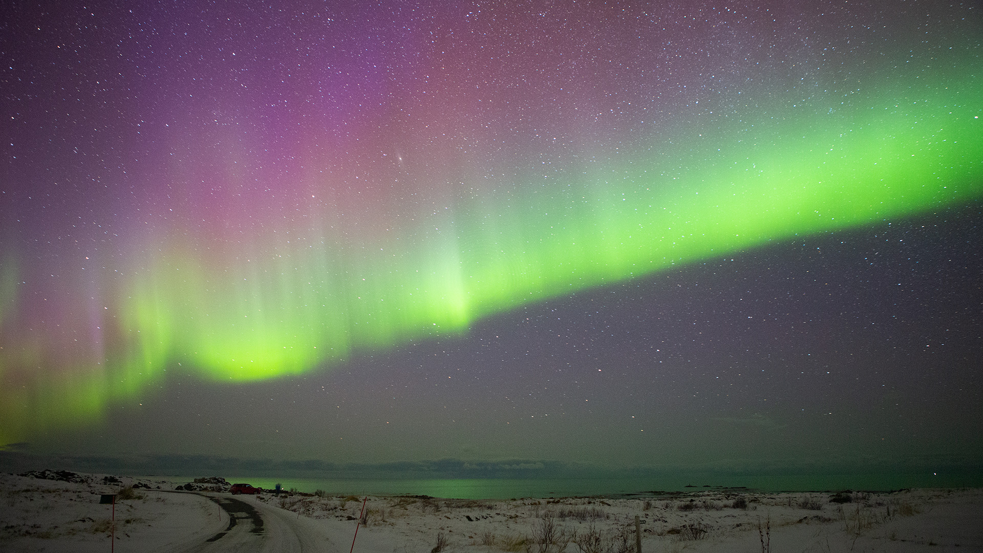 Qual a origem dos tons arroxeados da aurora?